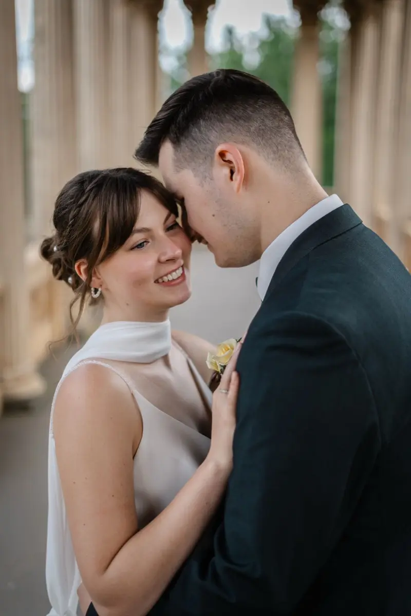 Hochzeitsfotografie - Brautpaar zwischen Kolonnaden